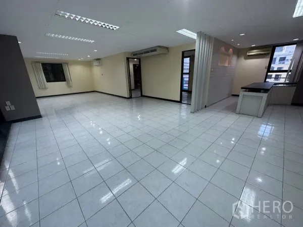 办公空间 出租在Bang Rak, Bangkok - 宽敞开放式办公区，瓷砖地坪、吊顶照明，并设分隔房间。