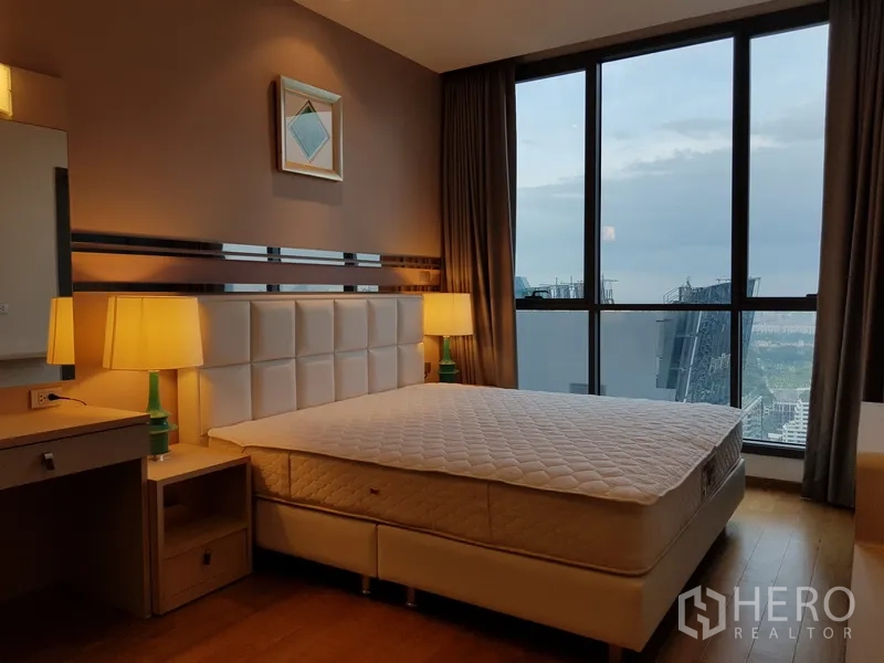 公寓 出租在Watthana, Bangkok - 次卧配床头灯与高窗，欣赏城市景色