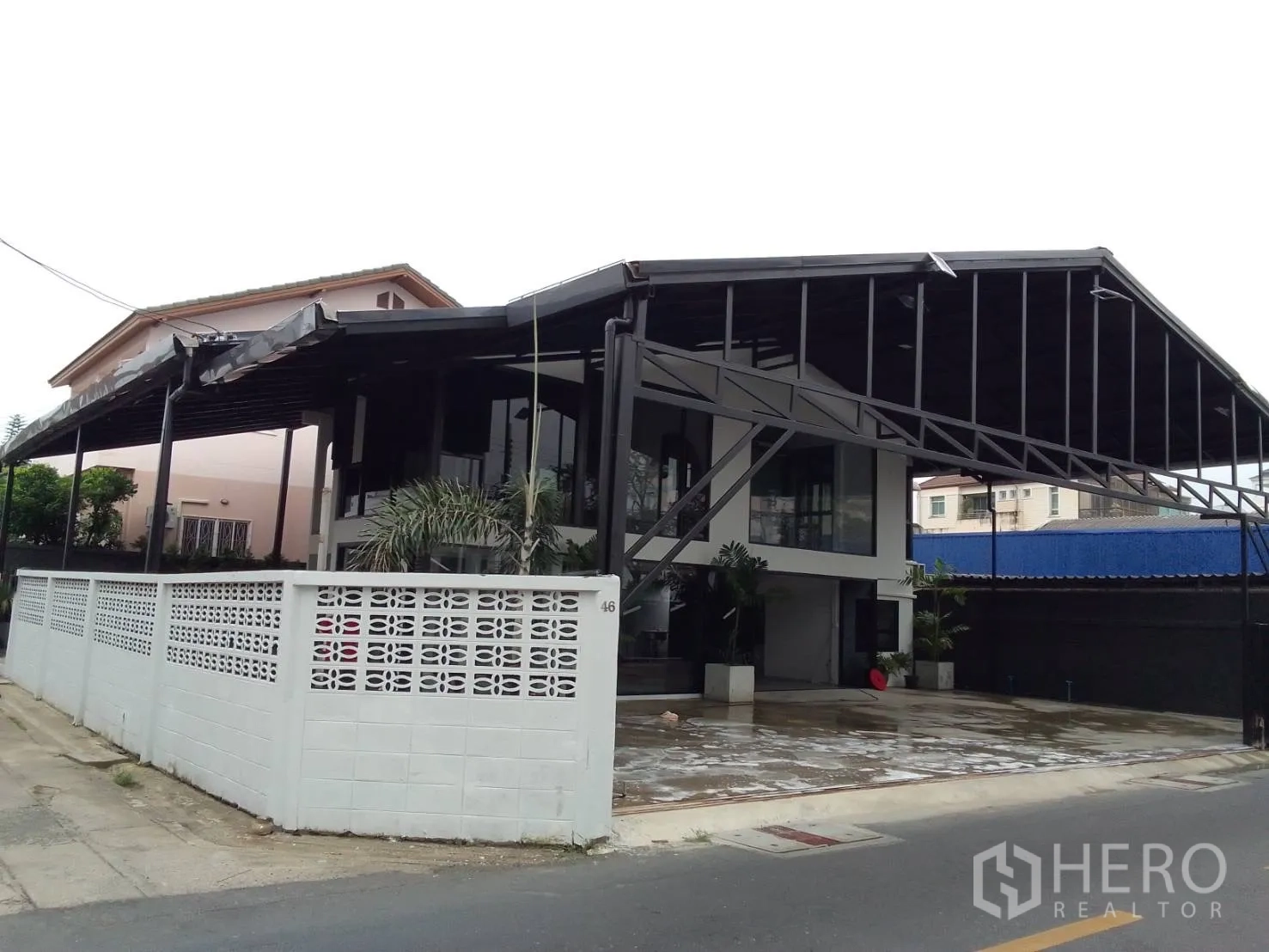 Home Office for rent in Wang Thonglang, Bangkok - Side elevation of the home office featuring a long canopy roof and block wall boundary