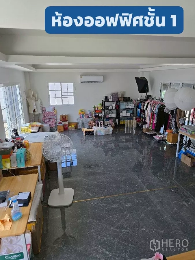 คลังสินค้า ให้เช่าหรือขายในKhlong Toei, Bangkok - ห้องออฟฟิศชั้นล่างพร้อมแอร์และพื้นกระเบื้องเงา