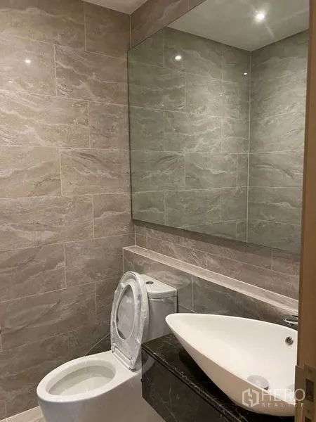 คอนโด ขายในDin Daeng, Bangkok - ห้องน้ำสไตล์โมเดิร์น อ่างล้างหน้าวางบนเคาน์เตอร์ กระจกบานใหญ่ และโถสุขภัณฑ์