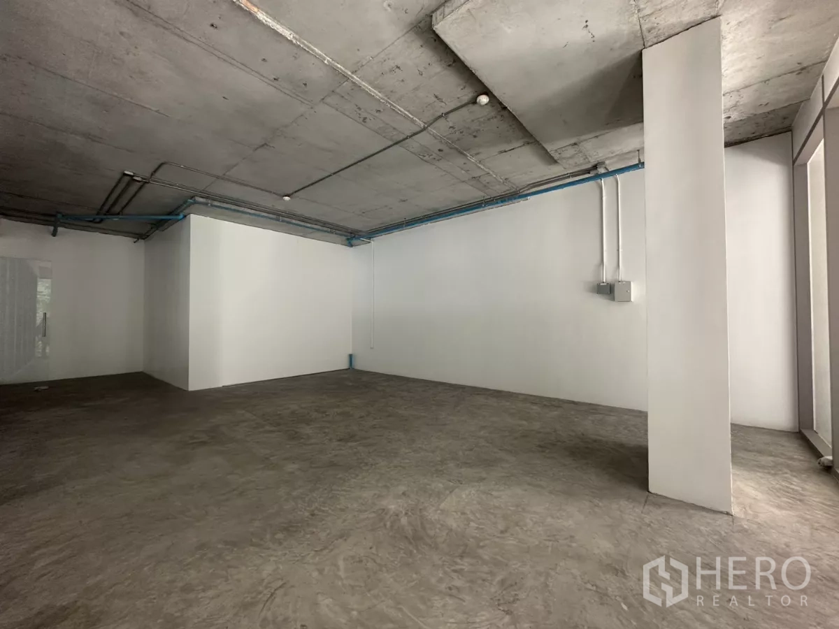 พื้นที่ขายปลีก ให้เช่า - โซนด้านหลังพื้นคอนกรีต เดินท่อระบบพร้อม ใช้งานต่อได้