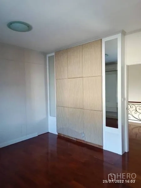 独立式住宅 出售在Prawet, Bangkok - 卧室角落，装饰百叶墙面与镜面。