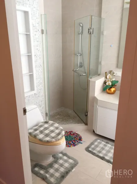 คอนโด ให้เช่าในKhlong Toei, Bangkok - ห้องน้ำในตัวสไตล์โมเดิร์น พร้อมตู้กระจกอาบน้ำ เคาน์เตอร์สีขาว และโถสุขภัณฑ์