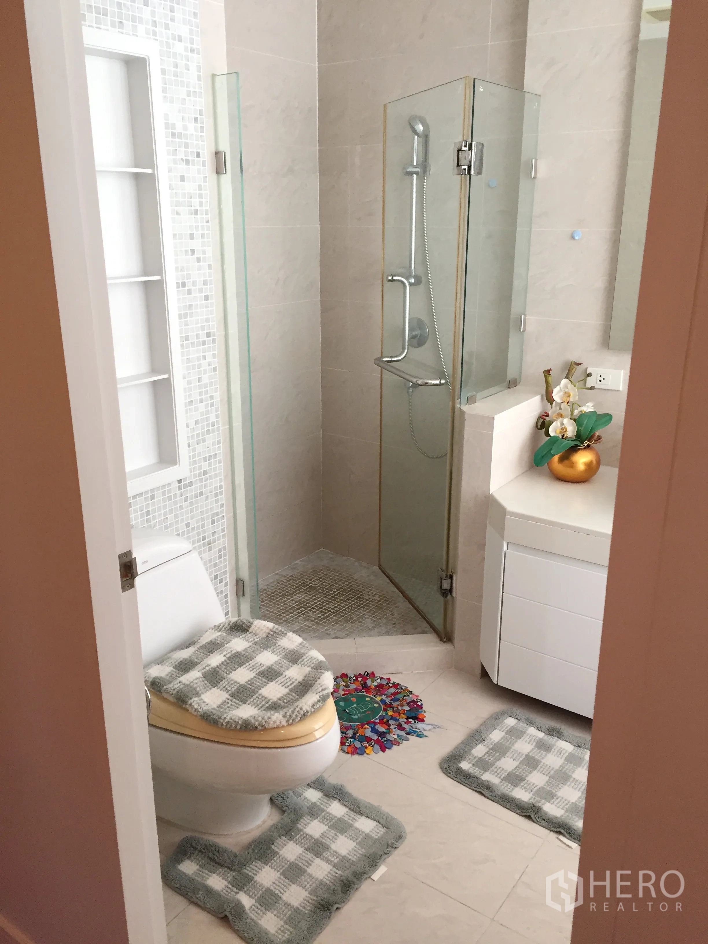 คอนโด ให้เช่าในKhlong Toei, Bangkok - ห้องน้ำในตัวสไตล์โมเดิร์น พร้อมตู้กระจกอาบน้ำ เคาน์เตอร์สีขาว และโถสุขภัณฑ์