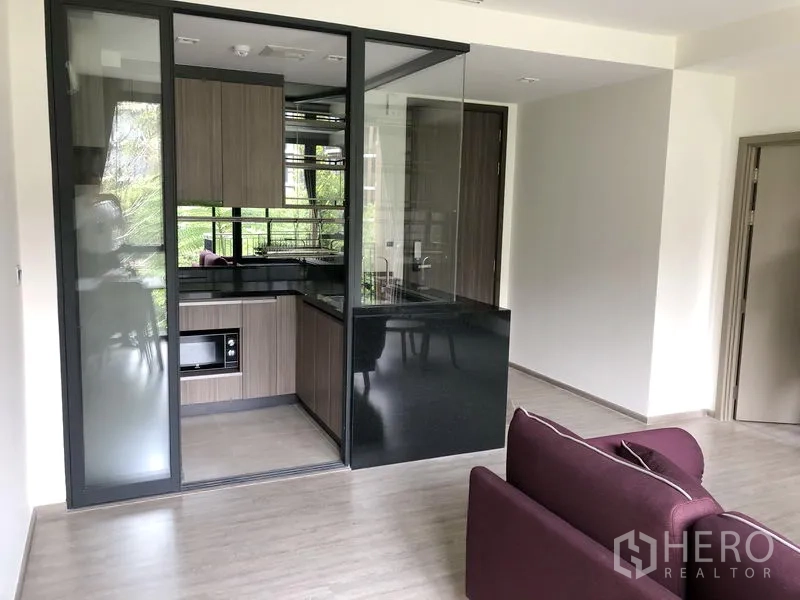 คอนโด ให้เช่าในWatthana, Bangkok - ครัวปิดกั้นกระจก ตู้บิวท์อินโทนไม้ ท็อปหินสีดำ พร้อมไมโครเวฟ