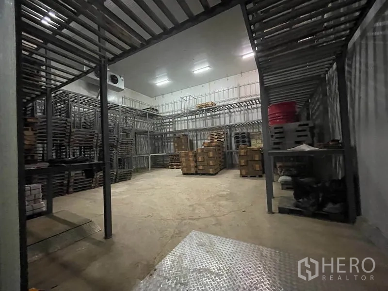 工厂 出售在Mueang Samut Sakhon, Samut Sakhon - 干仓库，钢制货架与托盘存放，采用高位照明。