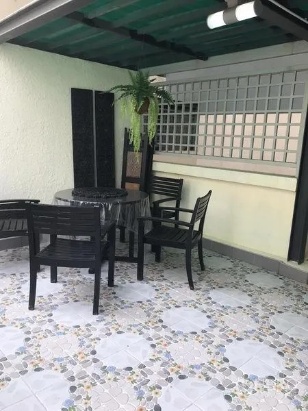 คอนโด ให้เช่าในSathon, Bangkok - ระเบียงมีหลังคาปูพื้นลายโมเสก พร้อมโต๊ะและเก้าอี้สี่ตัว ใต้กันสาดสีเขียว