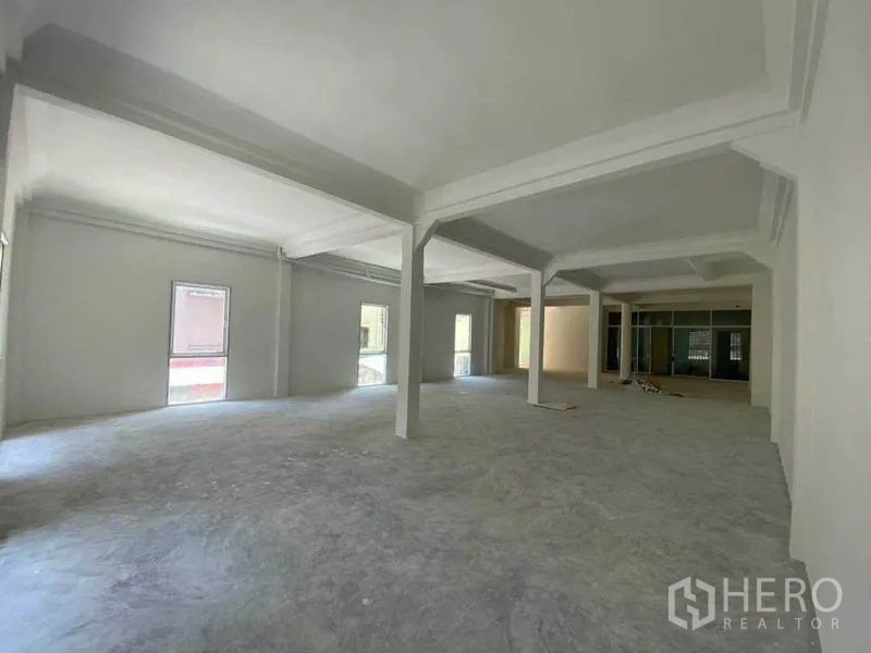 พื้นที่ขายปลีก ให้เช่าในKhlong Toei, Bangkok - พื้นชั้นค้าปลีกโล่ง เพดานสูง ช่องหน้าต่างหลายจุด