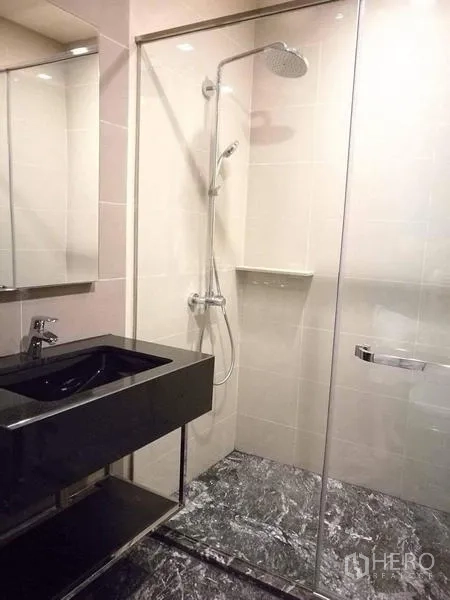 คอนโด ให้เช่าในWatthana, Bangkok - ห้องอาบน้ำกระจกพร้อมฝักบัวเรนชาวเวอร์และอ่างล้างหน้าสีดำเรียบหรู