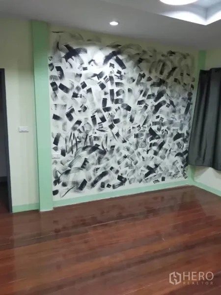 Detached House for rent in Watthana, Bangkok - Bedroom with polished wood floor, artistic feature wall and recessed ceiling light.