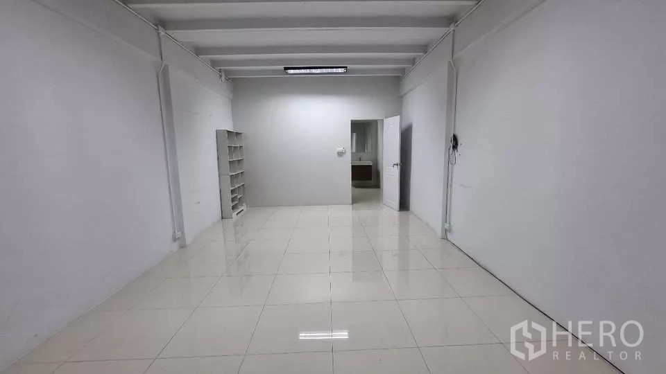 ทาวน์เฮาส์ ให้เช่าในHuai Khwang, Bangkok - ห้องอเนกประสงค์ขนาดใหญ่ มีชั้นวางและทางเข้าห้องน้ำ