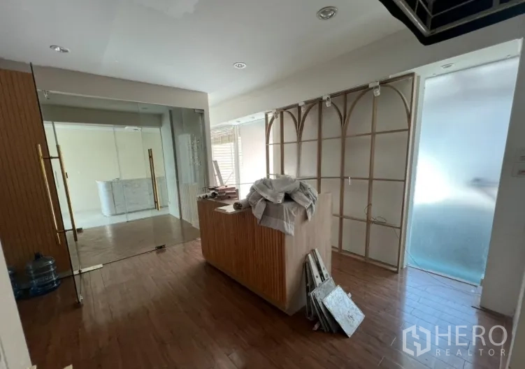 พื้นที่ขายปลีก ให้เช่า - ห้องค้าปลีกระหว่างปรับปรุง เคาน์เตอร์ไม้และผนังซุ้มโค้ง