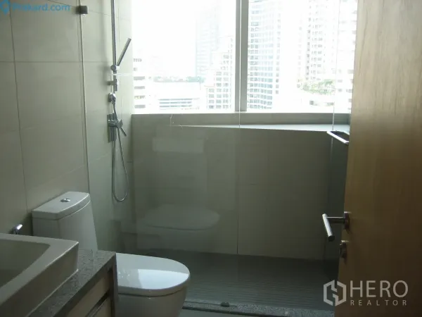 คอนโด ให้เช่าในKhlong Toei, Bangkok - ห้องน้ำสมัยใหม่ พร้อมตู้ shower กระจกใสและหน้าต่างรับแสงธรรมชาติ