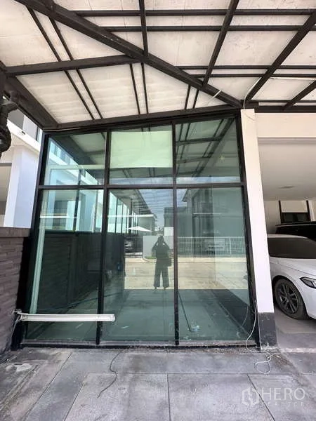 บ้าน ขายในLam Luk Ka, Pathum Thani - ห้องอเนกประสงค์กระจกข้างโรงจอดรถมีหลังคา