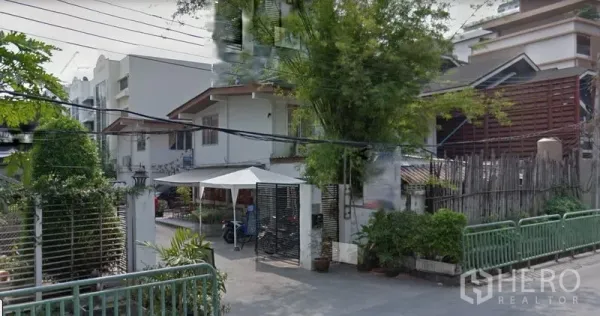 零售空间 出租在Watthana, Bangkok - 素坤逸31区低层临街建筑外观，带大门与绿植，周边为住宅区。