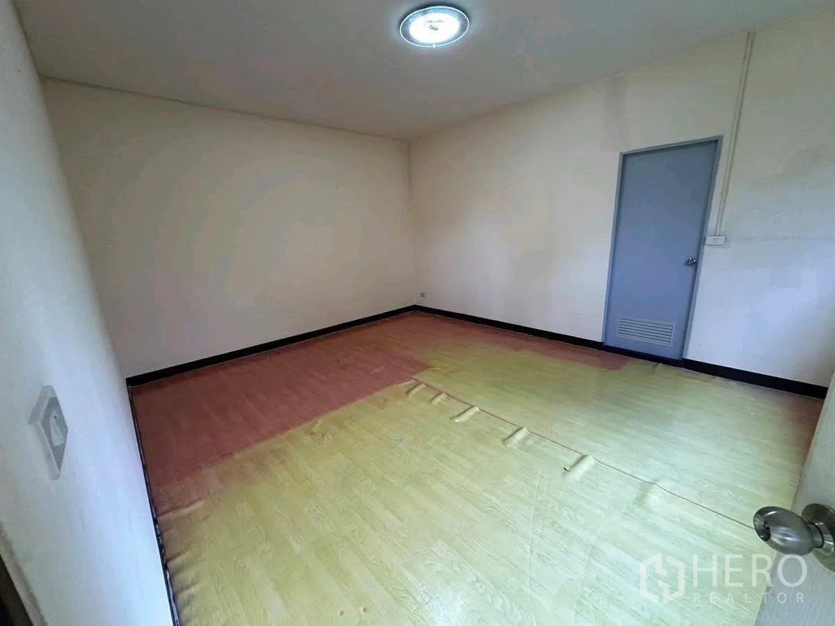 货栈 出租在Lat Phrao, Bangkok - 小型办公室，木纹乙烯地板与窗户。