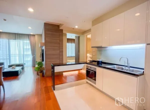 คอนโด ให้เช่าในKhlong Toei, Bangkok - ครัวรูปตัวแอล ตู้เงาวาว ไฟใต้ตู้ และเคาน์เตอร์กึ่งบาร์