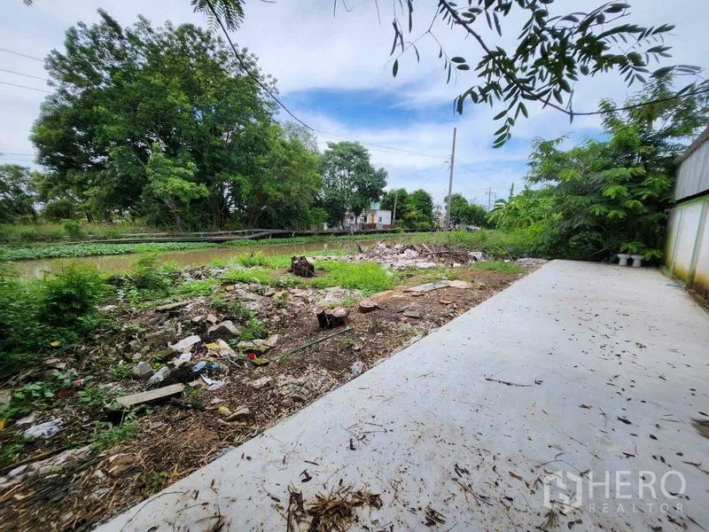 货栈 出租在Lat Krabang, Bangkok - 仓库后方混凝土场地，临近运河与成树