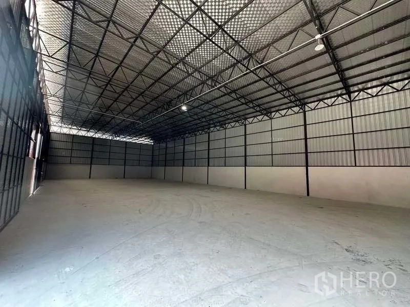 คลังสินค้า ให้เช่าในKhlong Sam Wa, Bangkok - พื้นที่ว่างภายในโกดัง โครงเหล็ก เพดานสูง พื้นคอนกรีตเสริมแรง