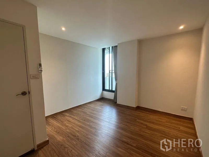 คอนโด ให้เช่า - ห้องอเนกประสงค์โล่ง พื้นไม้ พร้อมหน้าต่างสูงรับแสงธรรมชาติ