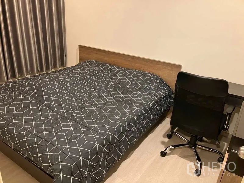 คอนโด ให้เช่าหรือขายในRatchathewi, Bangkok - ห้องนอนที่สองพร้อมเตียงคู่ โต๊ะทำงาน และผ้าม่านกันแสง