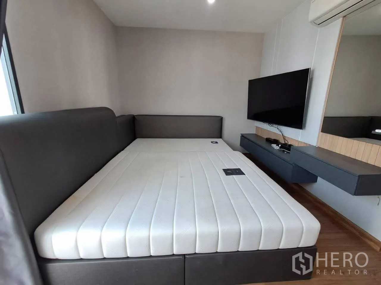 联排别墅 for rent in Bang Kapi, Bangkok - 卧室配大床、墙挂电视与空调。
