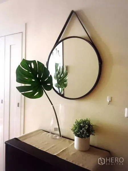 คอนโด ให้เช่าในKhlong Toei, Bangkok - โต๊ะคอนโซลหน้าทางเข้าพร้อมกระจกเงาทรงกลมและต้นไม้ตกแต่ง