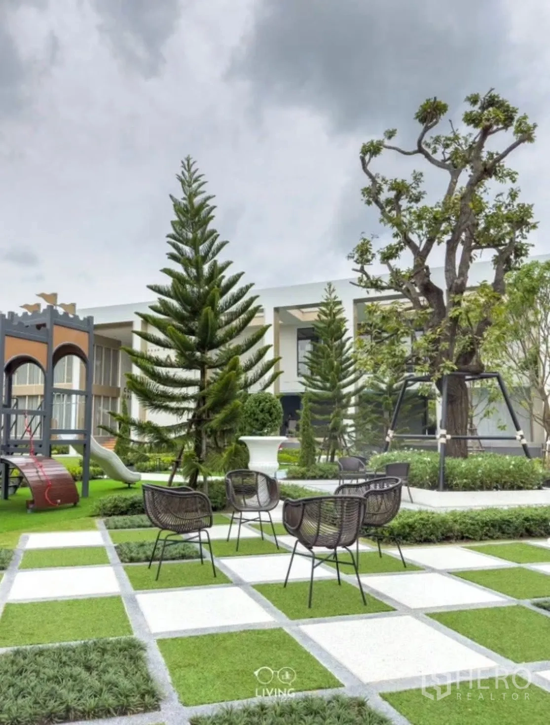 ทาวน์เฮาส์ for rent in Suan Luang, Bangkok - สวนส่วนกลางจัดภูมิทัศน์ มีที่นั่งเล่น สนามเด็กเล่น และต้นไม้ใหญ่