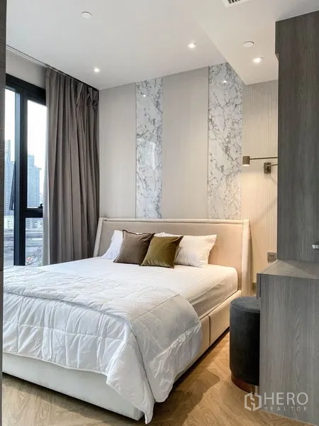 คอนโด ให้เช่าในDin Daeng, Bangkok - ห้องนอนหัวเตียงลายหินอ่อน หน้าต่างบานใหญ่เห็นวิวสกายไลน์