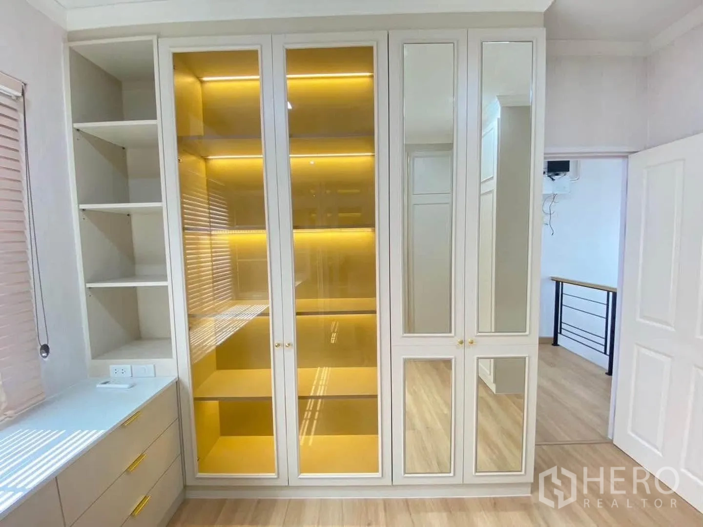 Detached House for rent in Mueang Samut Prakan, Samut Prakan - Built-in glass display shelves with lighting in dressing room.