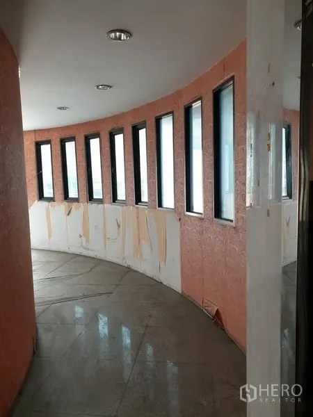 Office Space for rent in Suan Luang, Bangkok - Curved corridor lined with narrow windows and ceiling spotlights.