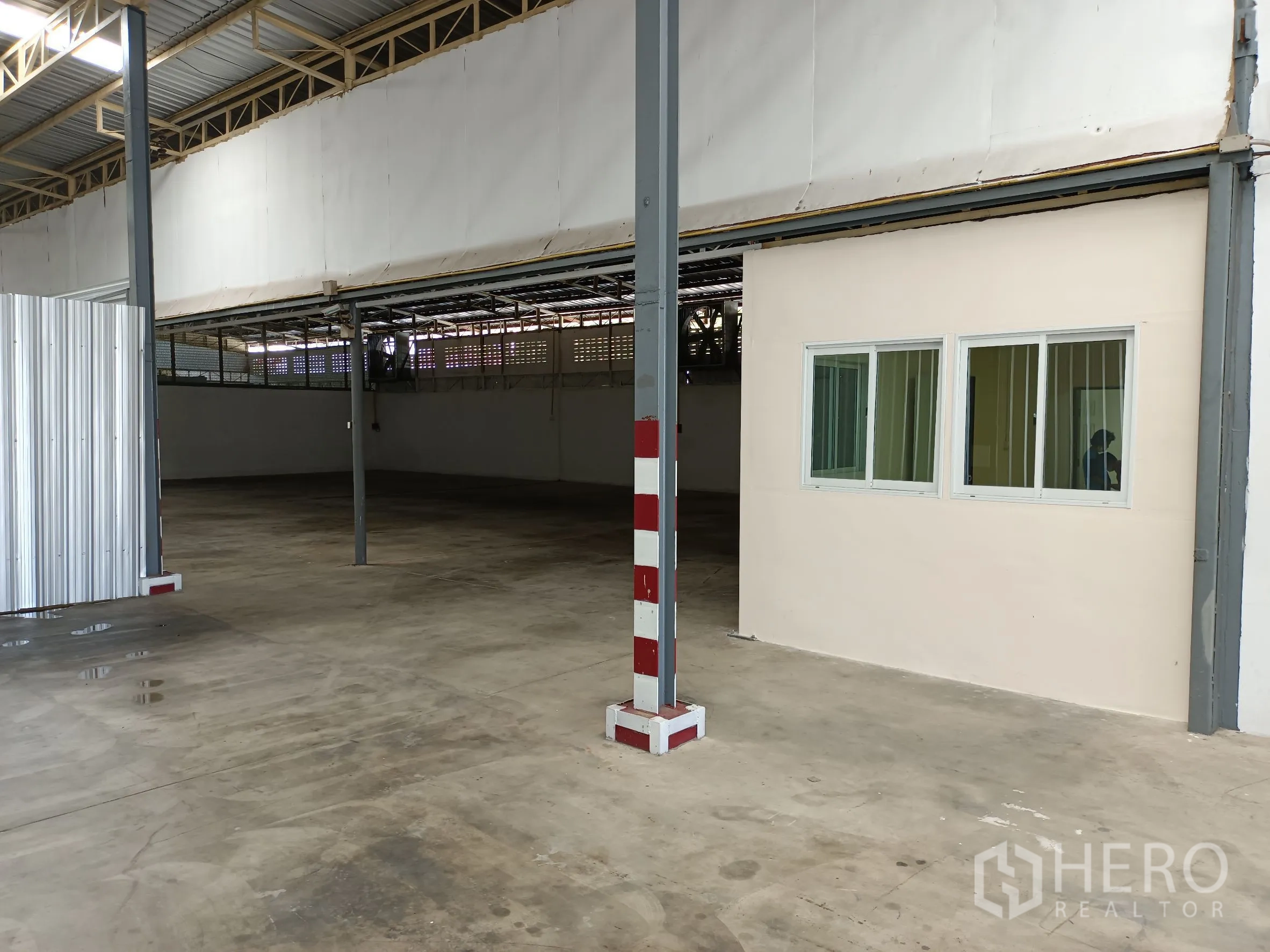 Warehouse for rent in Suan Luang, Bangkok - Internal office box with windows next to the open-plan warehouse space.