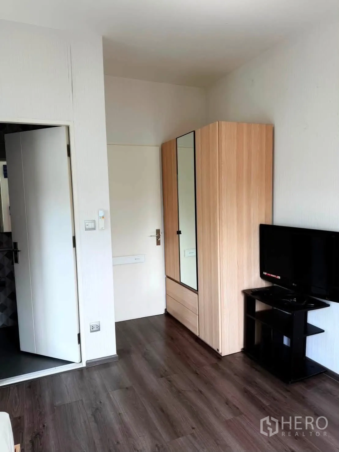 Detached House for rent in Bang Phli, Samut Prakan - Bedroom nook showing wardrobe, flat-screen TV and doorway.