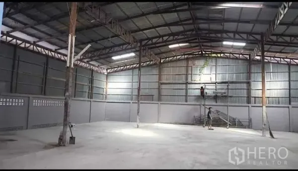 Warehouse for rent in Sai Noi, Nonthaburi - Open clear-span warehouse space with steel trusses and bright lighting