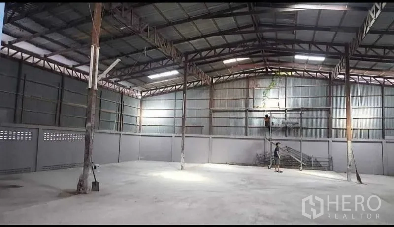 Warehouse for rent in Sai Noi, Nonthaburi - Open clear-span warehouse space with steel trusses and bright lighting