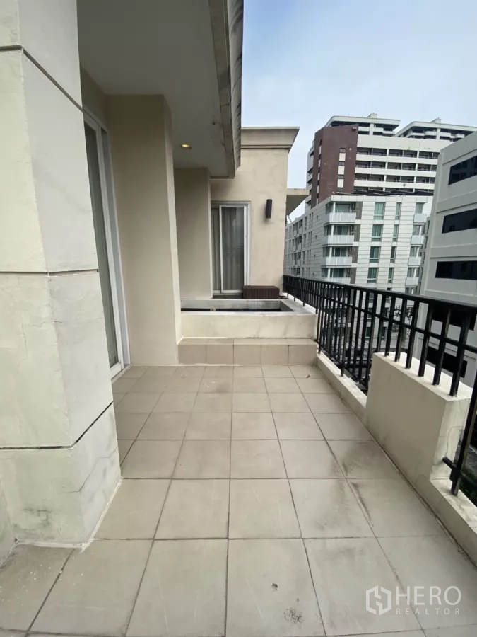 คอนโด ให้เช่าในWatthana, Bangkok - ระเบียงกว้างปูกระเบื้อง ราวเหล็ก มองเห็นย่านสุขุมวิท