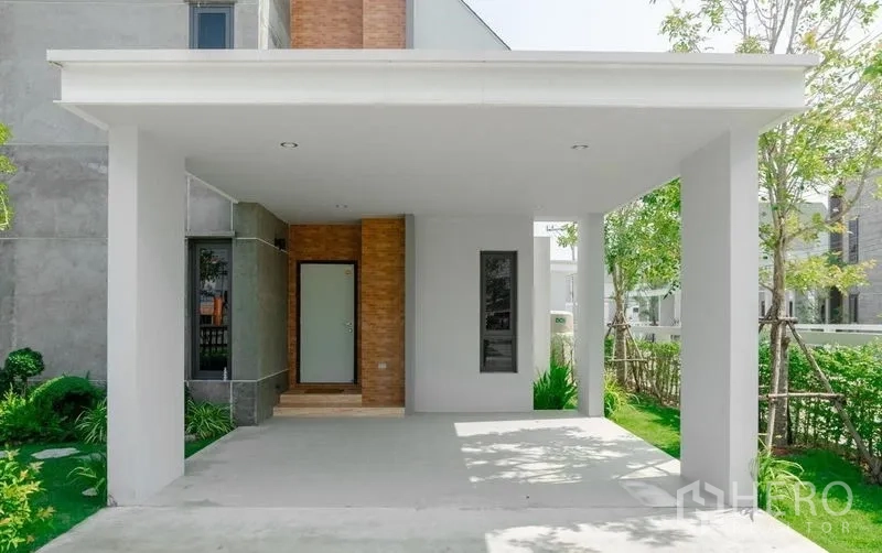 บ้าน ขายในLam Luk Ka, Pathum Thani - ที่จอดรถในร่มสำหรับสองคันติดกับประตูบ้าน