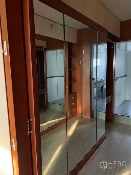 อาคารพาณิชย์ ขายในHuai Khwang, Bangkok - ด้านหน้าอาคารพาณิชย์หลายชั้น มีพื้นที่จอดรถใต้กันสาด