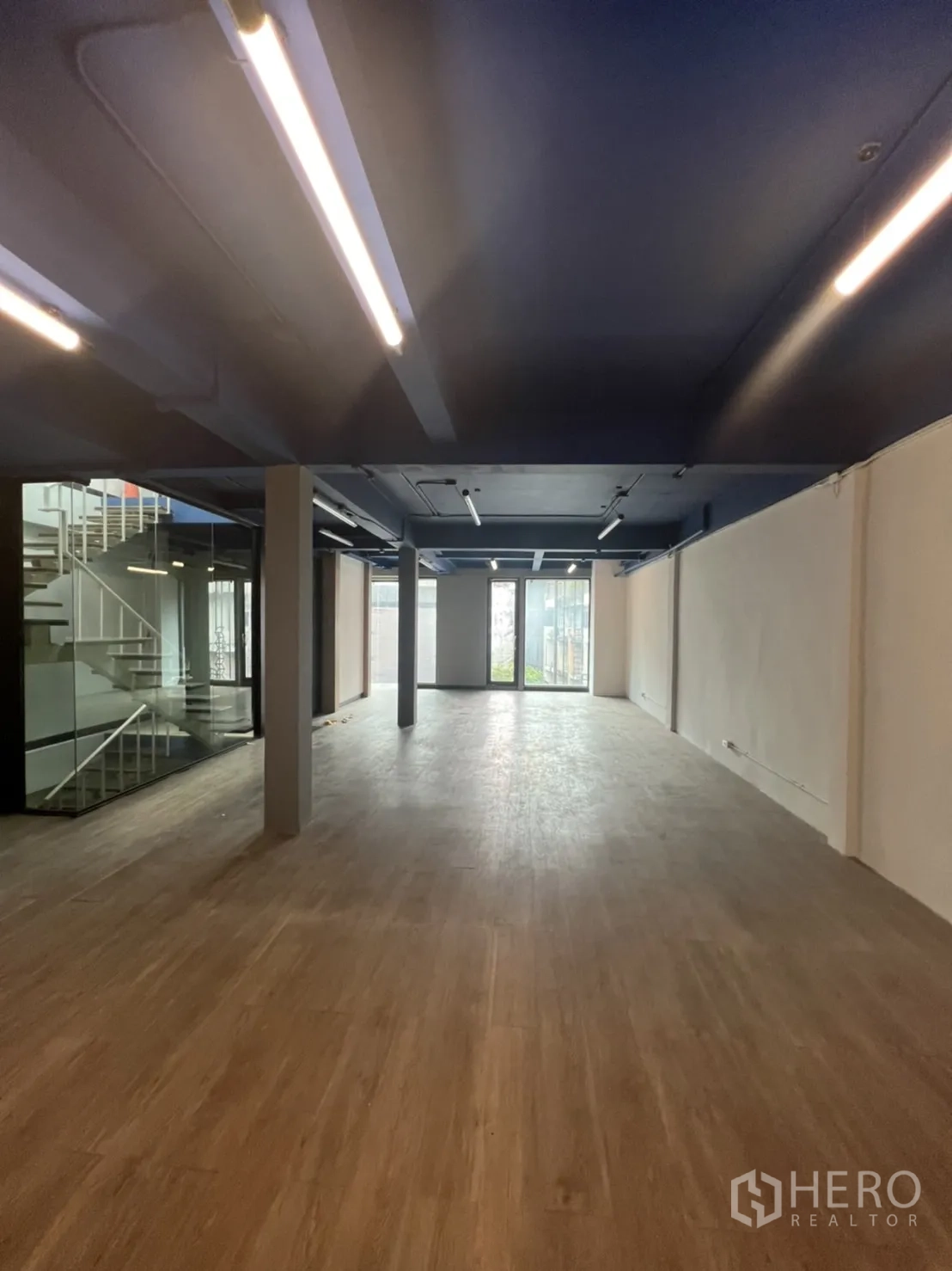 สำนักงาน ให้เช่าในWatthana, Bangkok - ผังสำนักงานลึก มองไปยังหน้าต่างเต็มความสูงและแกนบันไดกระจก