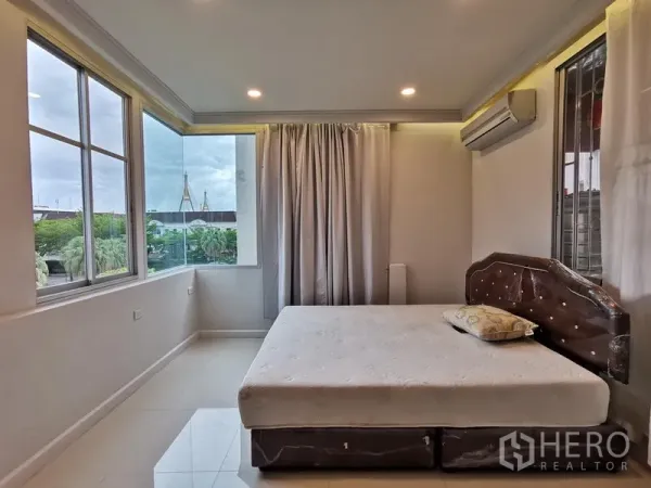 Townhouse for rent in Yan Nawa, Bangkok - Bright bedroom with corner windows, city and Bhumibol Bridge view, air conditioner and king bed.