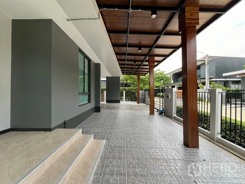 Detached House for rent in Bang Kapi, Bangkok - Covered front terrace with tiled floor and wooden columns.