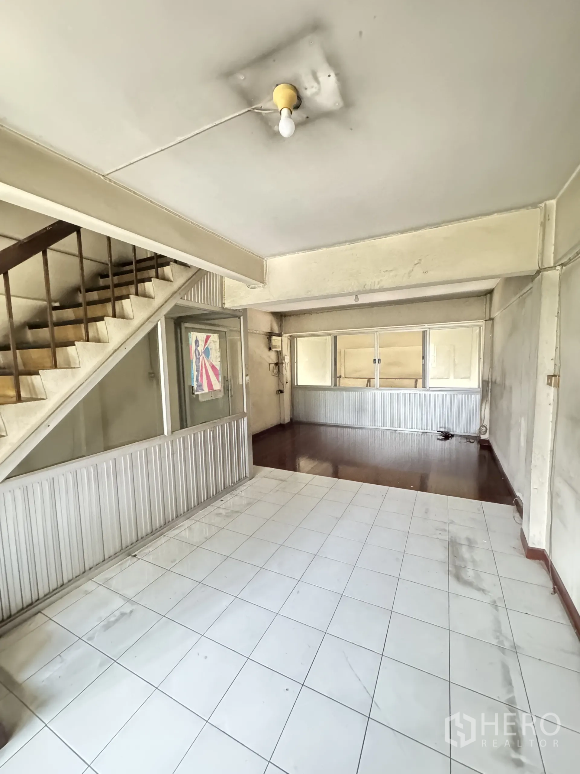 店屋 出租在Watthana, Bangkok - 室内开放空间带楼梯，地砖与后方隔间，适合零售或办公。