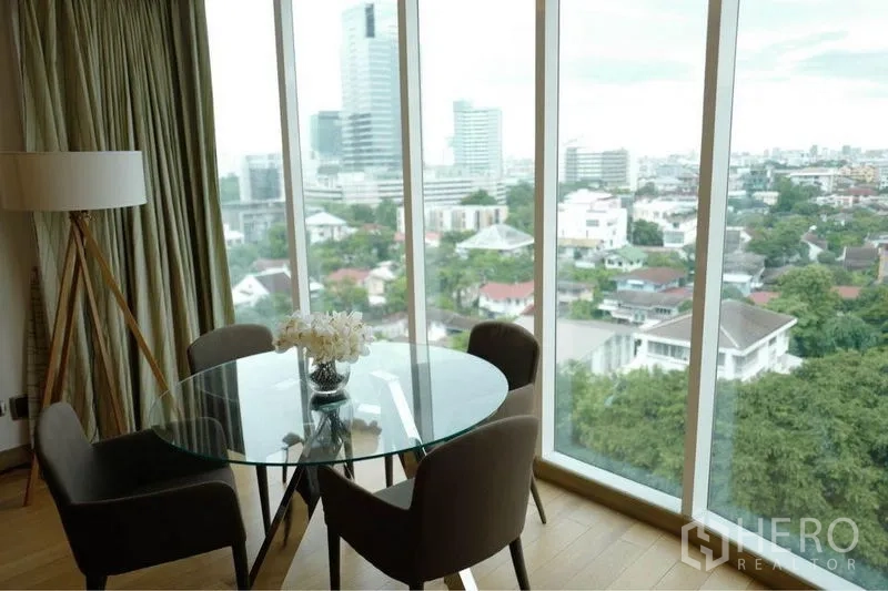 คอนโด ให้เช่าหรือขายในPhaya Thai, Bangkok - มุมรับประทานอาหารโต๊ะกระจกกลมข้างหน้าต่างกระจกสูงจรดเพดาน มองเห็นวิวเมืองพาโนรามา
