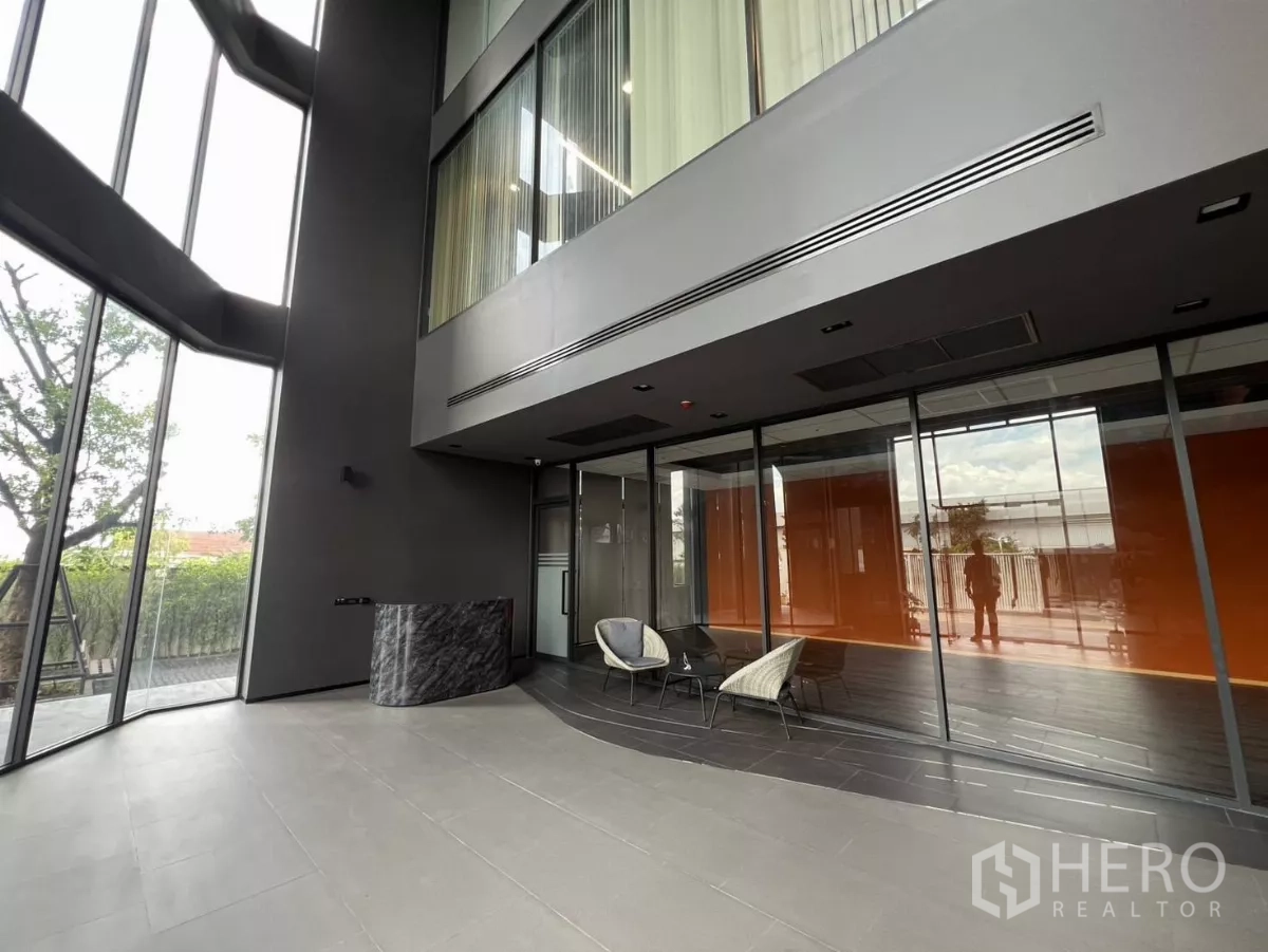 คลังสินค้า ขายในLat Krabang, Bangkok - ล็อบบี้เพดานสูงสองชั้น กระจกเต็มบาน เคาน์เตอร์ต้อนรับและชุดนั่งพัก.