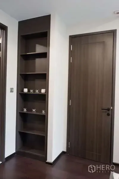 คอนโด ให้เช่า - โถงทางเดินพร้อมประตูไม้เข้มและชั้นวางบิลท์อิน