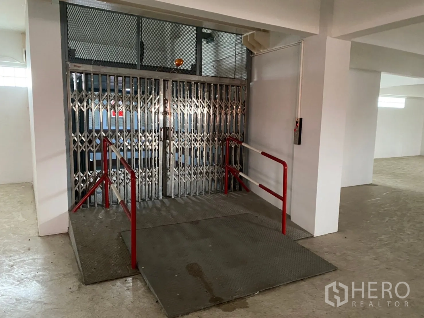 货栈 出租在Lat Krabang, Bangkok - 货梯平台，带上货坡道与安全栏杆