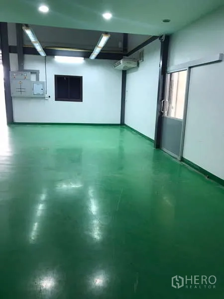 โรงงาน ให้เช่าในBang Phli, Samut Prakan - ช่องโกดังในอาคารคลังสินค้าคลุมหลังคา พร้อมลานจอดและหน้าตาอาคาร