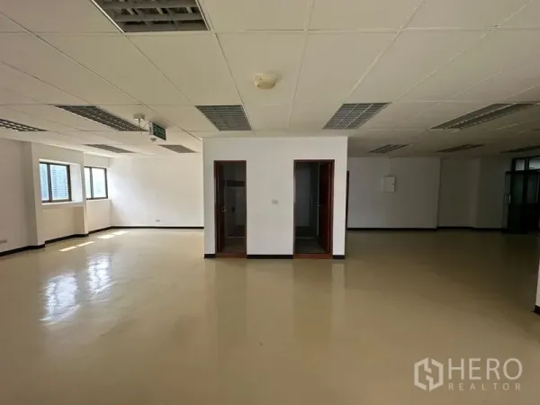 办公空间 出租在Pathum Wan, Bangkok - 宽敞开放式办公室，吊顶格栅灯，两间内室，浅色地面。