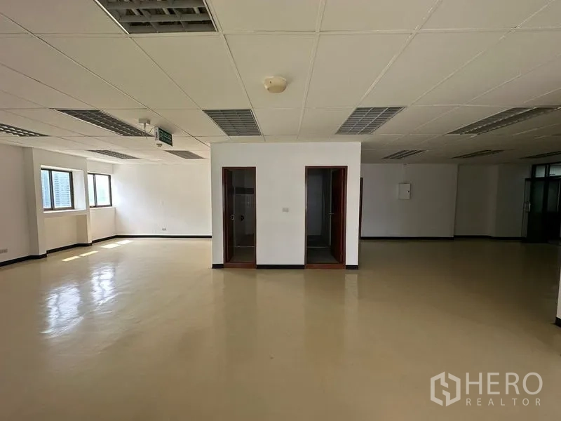 办公空间 出租在Pathum Wan, Bangkok - 宽敞开放式办公室，吊顶格栅灯，两间内室，浅色地面。